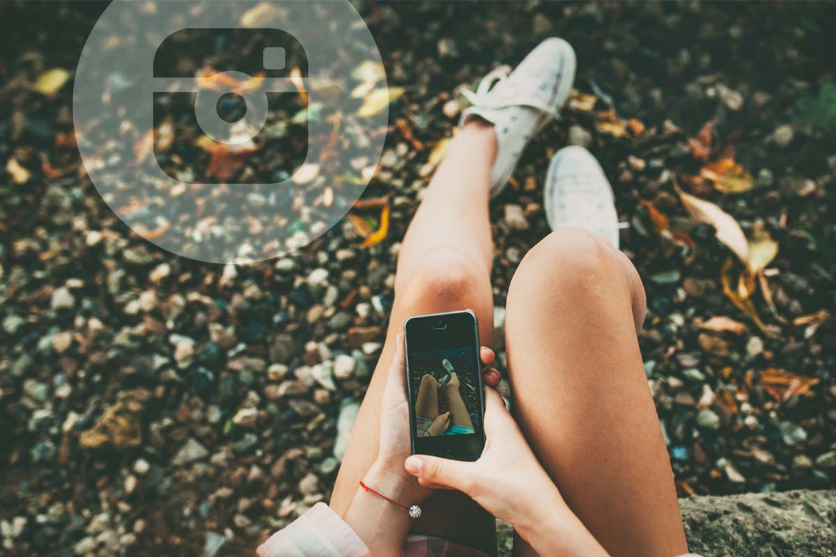 Flebinec Plus - Adolescente di scattare una foto selfie dei suoi piedi indossando scarpe bianche gambe leggere